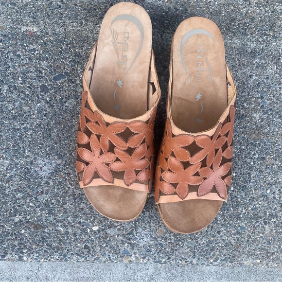 Dansko women 39 (8.5) mules leather Sandal 3” heel cutout flower design open toe - Picture 1 of 9